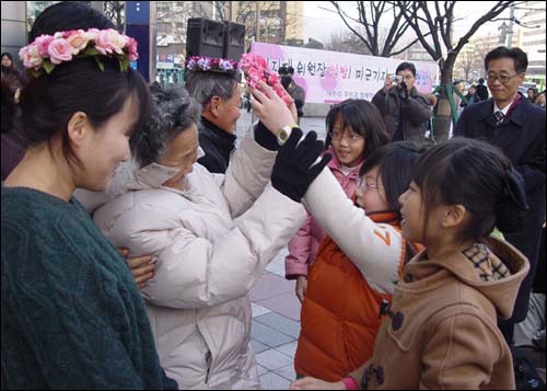 어린이들이 평택에서 온 주민과 평화지킴이들에게 화관을 씌워줬다. 